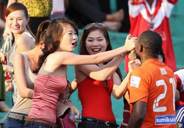 Các hot girl sẵn sàng thưởng cho các cầu thủ Sài Gòn FC những nụ hôn mỗi khi họ ghi bàn